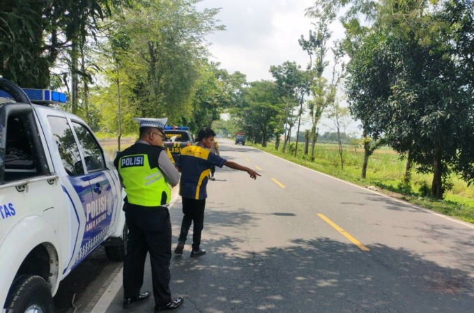KUMPULKAN BUKTI: Polisi menggelar olah TKP di lokasi kecelakaan, jalan raya Dusun Sadengan, Desa Rowotengah, Kecamatan Sumberbaru, Jember.