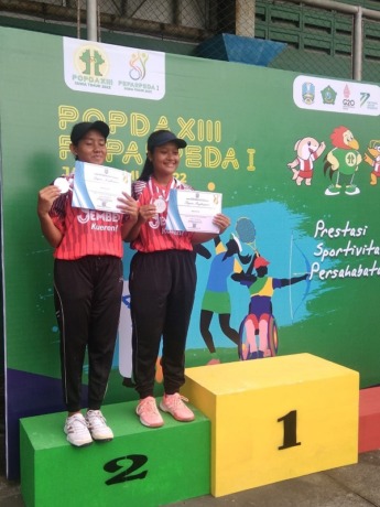 NAIK PODIUM: Pasangan ganda putri petenis Jember Indri dan Jihan yang meraih medali perak, kemarin (10/11).
