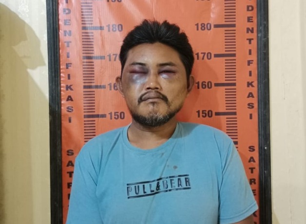 BABAK BELUR: Wajah tersangka Wahyudi memar setelah dihajar massa. Pria 47 tahun warga Dusun Gayam, Desa Rambigundam, Kecamatan Rambipuji, ini tertangkap saat mencuri onderdil mobil.