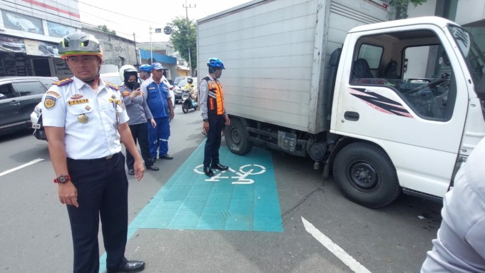 HARUS TEGAS: Sekretaris Dishub Jember Gatot Triyono meminta kepada jukir agar menertibkan pemilik kendaraan yang parkir di jalur sepeda Jalan Trunojoyo, Selasa (15/11).
