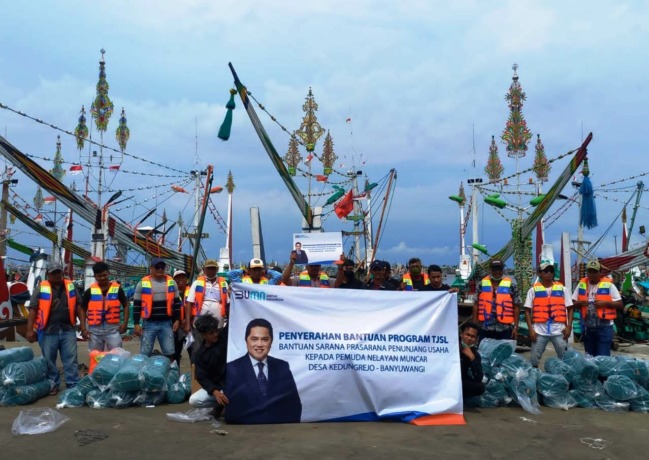 SENYUM BAHAGIA: Para nelayan Muncar, Banyuwangi, penerima bantuan alat tangkap dari Erick Thohir.