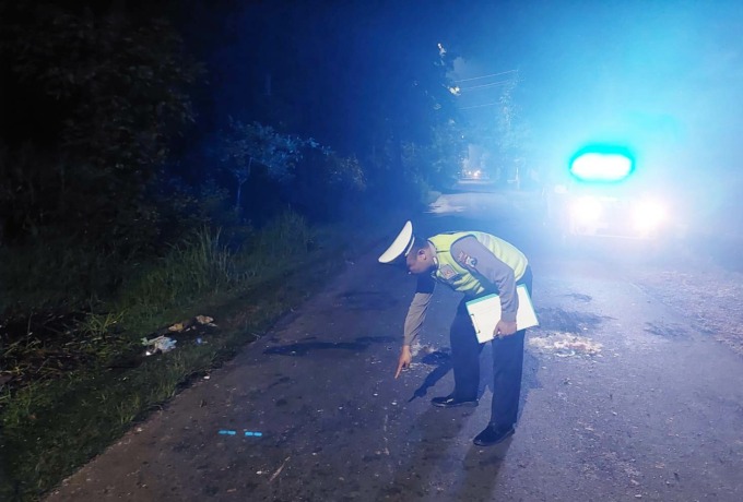 KUMPULKAN BUKTI: Polisi melakukan olah TKP di lokasi kecelakaan Desa Purwoasri, Kecamatan Gumukmas, Jember. Satu pengendara dilaporkan meninggal dalam kecelakaan ini.