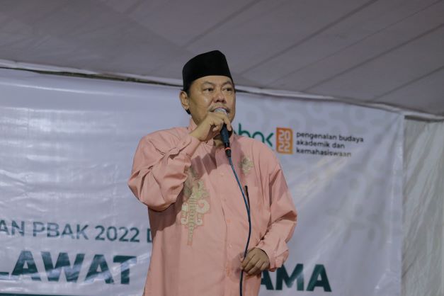 SAMPAIKAN KABAR BAIK: Wakil Rektor Bidang Kemahasiswaan Alumni dan Kerjasama UIN KHAS Jember, Dr Hepni.