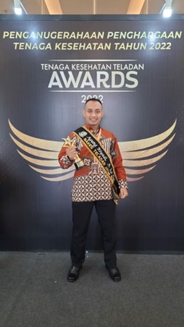 Agung Riyadi AMd Kep, Perawat Rumah Sakit Umum (RSU) dr H Koesnadi tak menyangka berhasil menjadi tenaga kesehatan teladan nasional dan Juara 1 tenaga kesehatan teladan Provinsi Jatim. Usai lulus SMA, Agung Sempat Jadi Kuli Bangunan dan Gembala Kambing. K