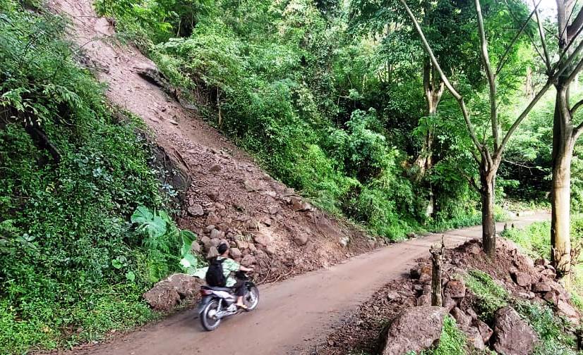 HATI-HATI: Bekas longsor di jalan yang menghubungkan Desa Pace dengan Desa Mulyorejo, Kecamatan Silo, Jember. Tebing setinggi 35 meter ini masih rawan terjadi longsor susulan.