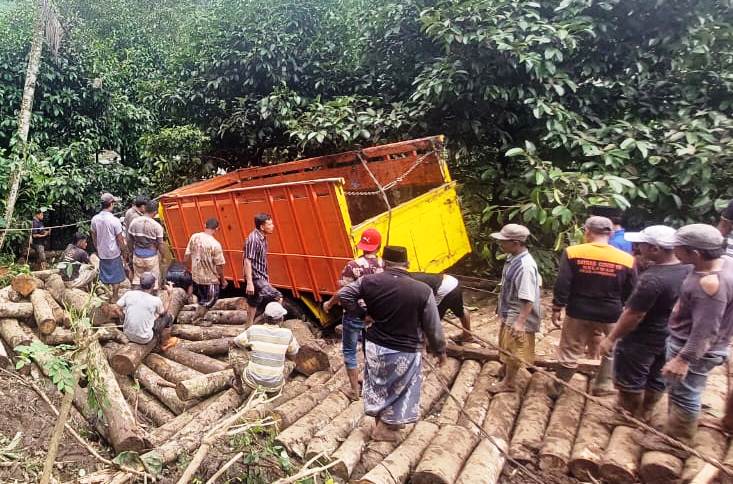 PROSES EVAKUASI: Truk pengangkut sengon yang terperosok ke dalam jurang di Dusun Krajan, Desa Jambesari, Kecamatan Sumberbaru, Jember.
