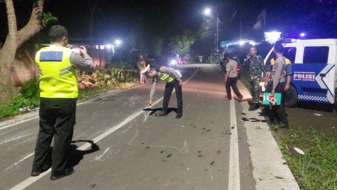 NIHIL KORBAN JIWA: Personel Unit Laka Lantas Polres Jember sedang melakukan oleh TKP di lokasi kecelakaan, tepatnya selatan SDN Sumberrejo 05, Kecamatan Ambulu.