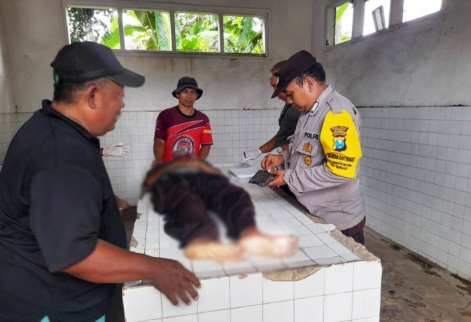 MENINGGAL: Soleh, 64, pengendara motor korban kecelakaan di Jalan Raya PB Sudirman, Kecamatan Tanggul, Jember.
