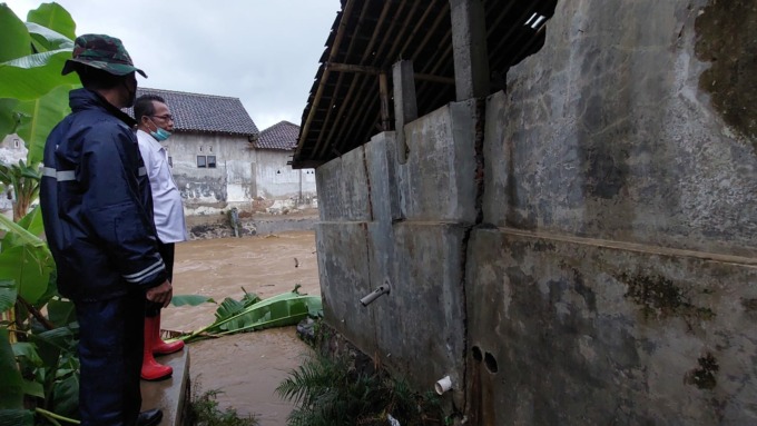 TERDAMPAK: Kondisi dapur rumah milik Eny Karyawati, warga Kelurahan Sempusari, Kaliwates, Jember. Fondasinya terlihat retak akibat terkena terjangan arus sungai yang cukup deras.