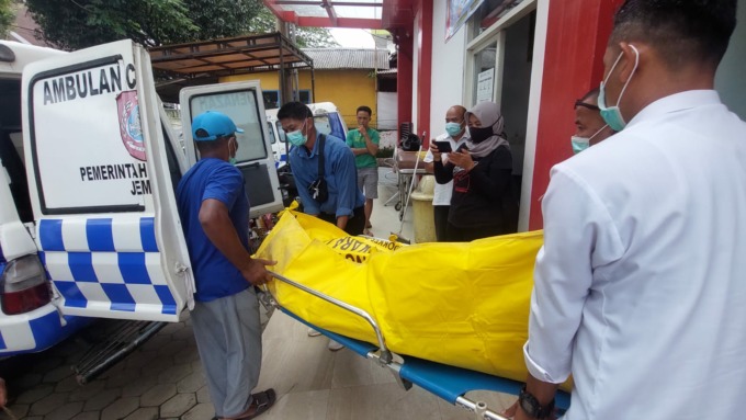MENINGGAL DI TKP: Petugas Puskesmas Silo 1 membawa jenazah korban ke ambulans. Jenazah diserahkan ke keluarga untuk dimakamkan.