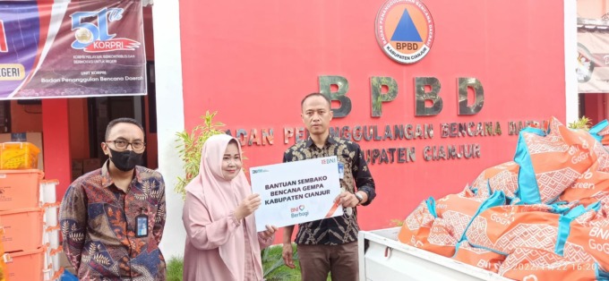PEDULI: Penyerahan bantuan secara simbolis terhadap korban bencana gempa di Cianjur, Jawa Barat.