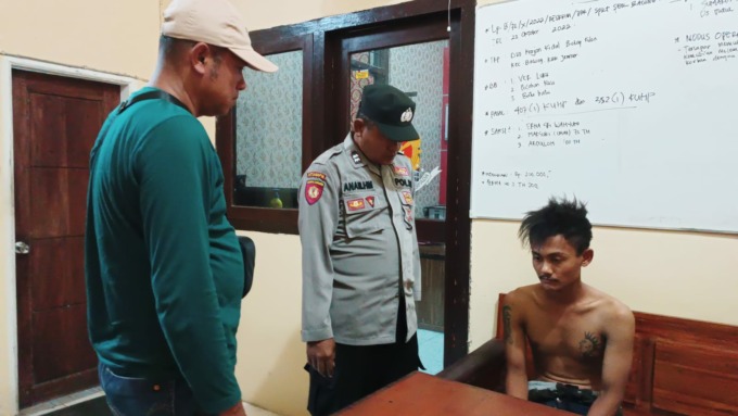 TERTANGKAP: Salah satu pelaku penganiayaan di Desa Gumelar, Kecamatan Balung, Jember, yang dibekuk oleh Polsek Balung. Dia bersama beberapa temannya menganiaya korban dan meninggalkannya di areal persawahan.