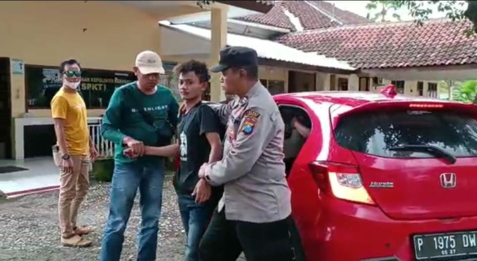 DIBEKUK: Polsek Balung menangkap pelaku penganiayaan pemuda yang ditemukan tergeletak di areal persawahan. Dua pelaku sudah diamankan, satu masih buron.