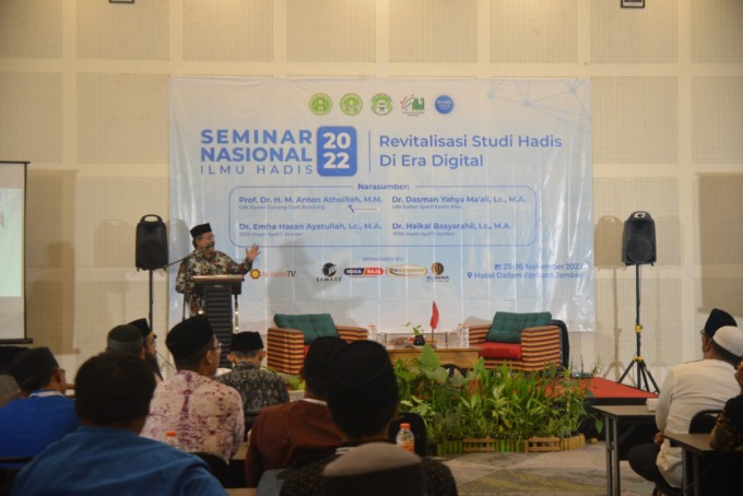 SEMINAR NASIONAL: Dosen UIN Sunan Gunung Djati Bandung Prof Dr H M. Anton Athoillah, MM, saat memberikan materi terkait revitalisasi studi hadis di era digital.