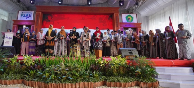 SAMPAIKAN HASIL RUMUSAN: Ulama perempuan peserta Kongres KUPI di Jepara, saat foto bersama.