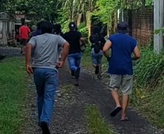 PENGEPUNGAN: Anggota Resmob Polres Jember saat akan menangkap salah satu pelaku perampokan toko emas di Jember. Hingga kini, polisi belum merilis identitas pelaku karena masih dalam pengembangan.