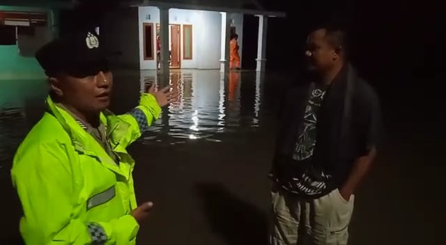 BELUM SURUT: Banjir yang terjadi di Desa Ngampelrejo, Kecamatan Jombang, Jember. Banjir genangan ini terjadi sejak Sabtu (26/11). Dan hingga Minggu (27/11) petang, belum juga surut.