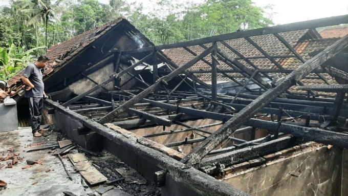 TINGGAL RANGKA: Kondisi rumah M. Marses Alim, warga Desa Jamintoro, Kecamatan Sumberbaru, Jember, yang terbakar.