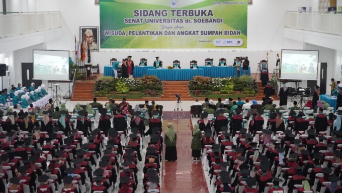 Suasana Sidang Terbuka Senat Universitas dr. Soebandi Wisuda, Pelantiikan dan Angkat Sumpah Bidan di Gedung Convention Hall Letkol dr. RM Soebandi, Rabu (30/11).