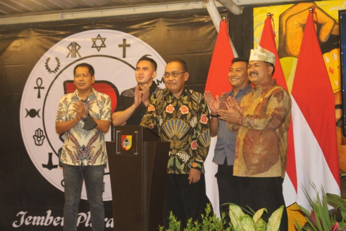 BERDISKUSI: Asisten 1 Muhammad Zamroni Mewakili Bupati Jember Hendy Siswanto saat me-launching program JPh serta aplikasi J-Kreb dan J-Mars bersama Bangkesbangpol dan para OPD, Jumat (25/11) di Kantor Bangkesbangpol Jember. (MEGA SILVIA/RADAR JEMBER)