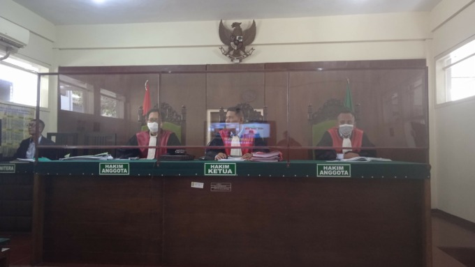 TEGAS: Suasana sidang tuntutan atas kasus sabu-sabu yang dilakukan terdakwa Syaiful Chandra berlangsung di PN Bondowoso, kemarin.