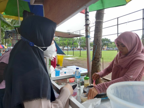 BERDAGANG: Salah satu pedagang kaki lima (PKL) yang menempati lapak berjualan baru terpusat di alun-alun sisi utara, kemarin (6/11).