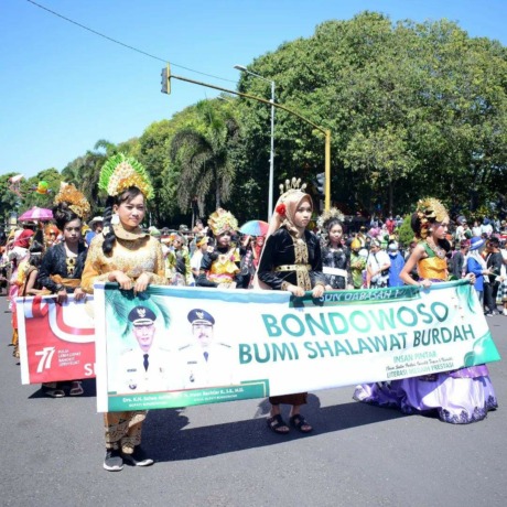 BERAGAM: Sejumlah siswa di Bondowoso ketika mengenakan pakaian adat dalam karnaval budaya, beberapa waktu lalu.