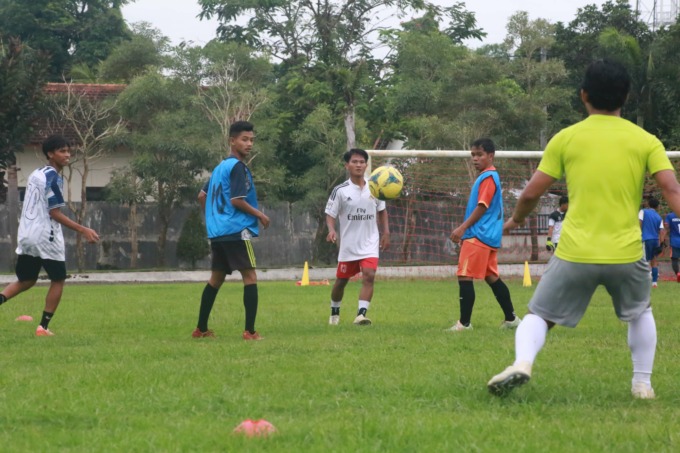 BERLATIH LAGI: Sempat vakum latihan selama dua pekan, kini beberapa pemain PS Unmuh kembali berlatih di Lapangan Unmuh Jember, kemarin (7/11).