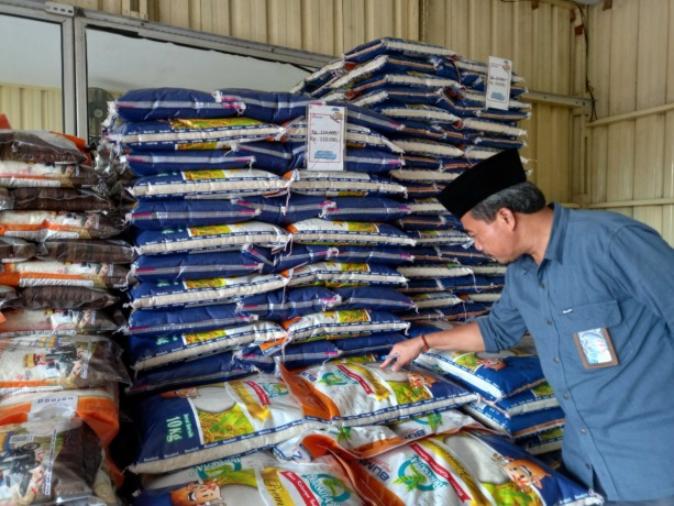 MENUNJUK: Ahmad, selaku Kepala Kantor Cabang (KC) Bulog Jember, sedang menginformasikan bahwa harga beras masih stabil, kemarin (4/11). BPS memproyeksikan potensi produksi padi di Jember akan mengalami penurunan.