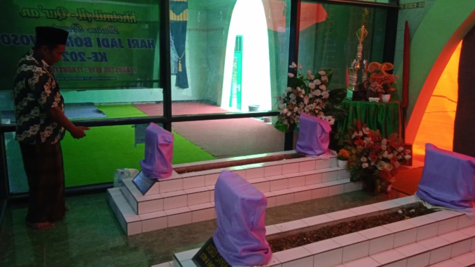 RELIGI: Juru kunci di pemakaman Ki Ronggo Bondowoso membersihkan sampah dedaunan.