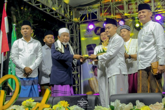 KHIDMAT: Perayaan HUT ke-58 Partai Golkar dilaksanakan di ruang terbuka. Pelaksanaan berlangsung dihadiri puluhan tokoh dan ulama serta ribuan masyarakat Bondowoso.  KH Hassan Ahsan Malik dari Ponpes Genggong Probolinggo turut serta bersalawat di HUT Part