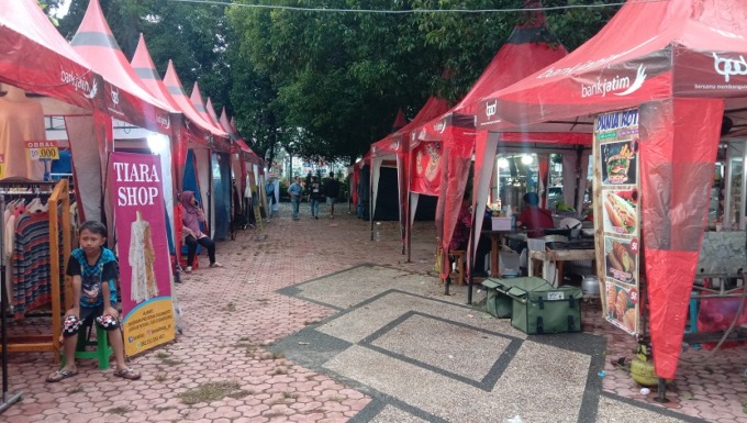 BERJAJAR: Sejumlah UMKM ketika berjualan dalam acara FKN Alun-Alun Bondowoso.