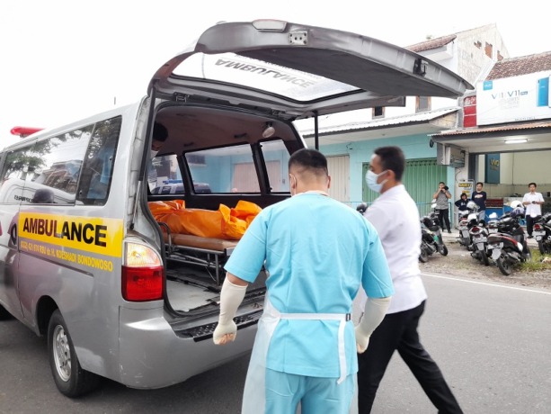 MIRIS: Sejumlah petugas kesehatan ketika bersiap membawa jenazah korban ke rumah sakit untuk dilakukan otopsi.