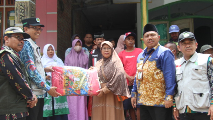 SANTUNI: Kepala Bagian TU Kanwil Kemenag Jatim Nawawi bersama Kepala Kantor Kemenag Lumajang Muhammad Muslim saat berkunjung ke titik pengungsian korban terdampak erupsi Gunung Semeru yang terjadi Minggu (04/12) dini hari, kemarin.