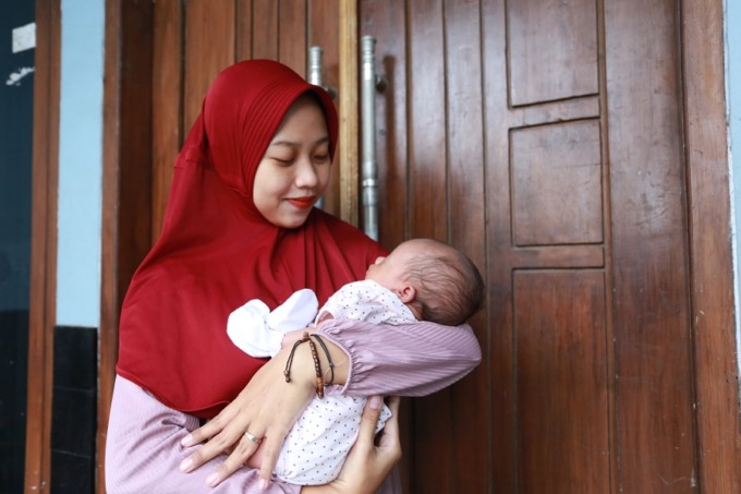 BIKIN GEMAS: Mareta Alifani, ibu muda yang tinggal di Desa Ajung, Kecamatan Kalisat, menjadi salah satu orang tua yang sibuk berkerja, namun tetap memperhatikan kebutuhan ASI si buah hati.