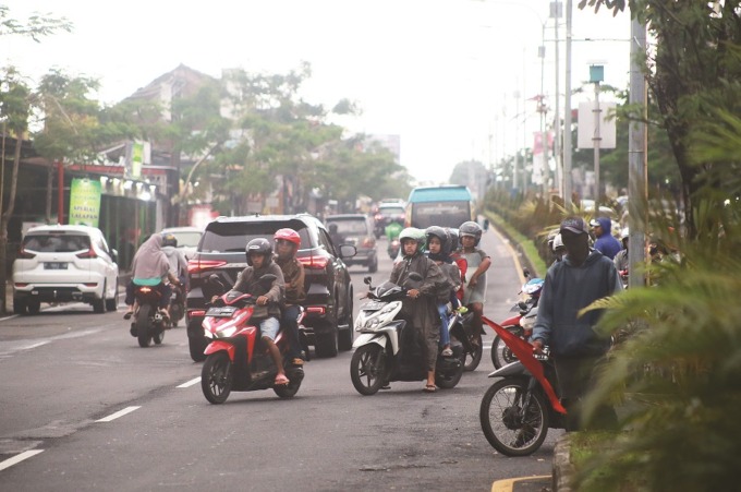 MELANGGAR: Sejumlah pengendara sepeda motor melawan arus di Jalan Hayam Wuruk, Kelurahan Sempusari, Kecamatan Kaliwates. (BENI BAYU SANJAYA/RADAR JEMBER)