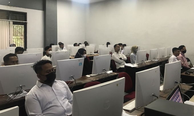 SERIUS : Calon anggota PPK menjalani seleksi tertulis di Gedung Fakultas Ekonomi, Unej kemarin (6/12).