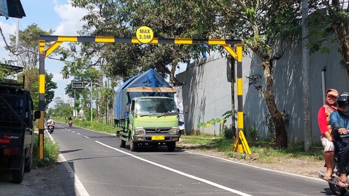 DIPORTAL LAGI: Setelah portal ditabrak truk, kini Dinas Perhubungan Jember kembali memasang portal di Jalan M. Yamin.