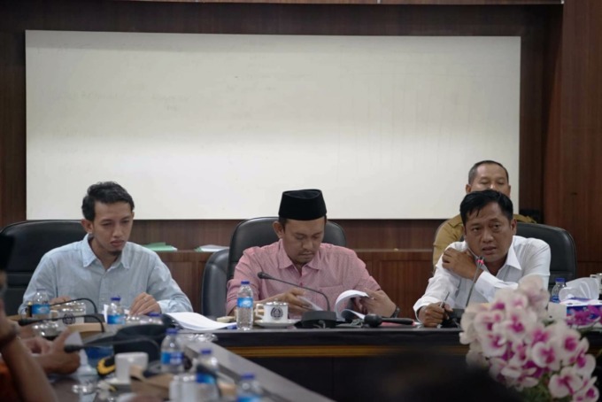 BAHAS DUIT RAKYAT: Banggar DPRD bersama TAPD Pemkab Jember membahas evaluasi gubernur terhadap APBD Jember tahun 2023, di Gedung DPRD Jember.