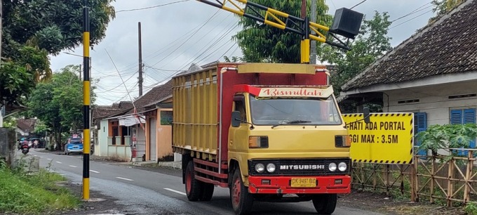 PORTAL BARU: Dinas Perhubungan Jember juga memasang portal di jalan yang menghubungkan Desa Wirowongso dengan Desa Rowoindah, Kecamatan Ajung.