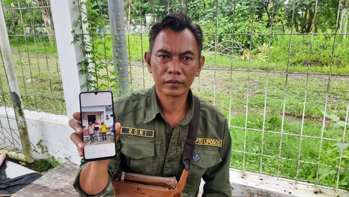 MONITORING: Roni Efendi memperlihatkan penanganan klien di UPT Liposos, Kaliwates, Rabu (19/10).