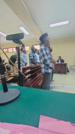 BERSUMPAH: Sejumlah saksi dalam persidangan kasus korupsi dana Kube di PN Tipikor Surabaya, Senin (12/12).