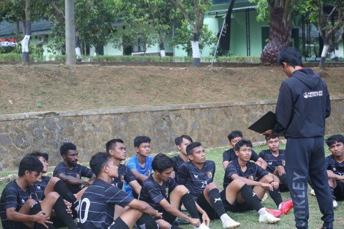 ATUR STRATEGI: Pelatih Persid, Slamet Sampurno, memberikan pengarahan kepada para pemain seusai jeda pertandingan uji coba, Kamis (25/8), di Lapangan Brigif Raider 9/DY/2 Kostrad.