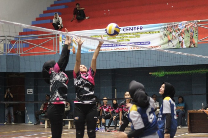 BERTAHAN: Tim bola voli putri Unmuh Jember (kiri) tengah melakukan blocking untuk menghalau smash dari lawan pada Komnas Bola Voli di GOR Tridadi, Sleman.
