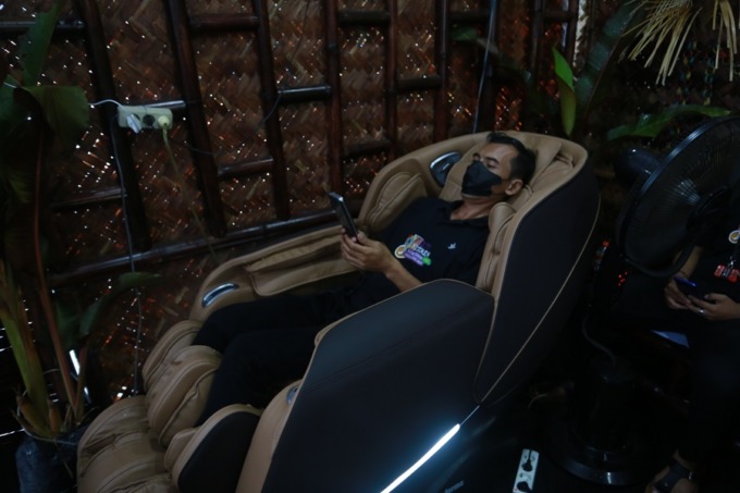 RILEKS: Petugas kesehatan saat uji coba layanan pijat yang ada di posko pemantauan Nataru di Tawang Alun.