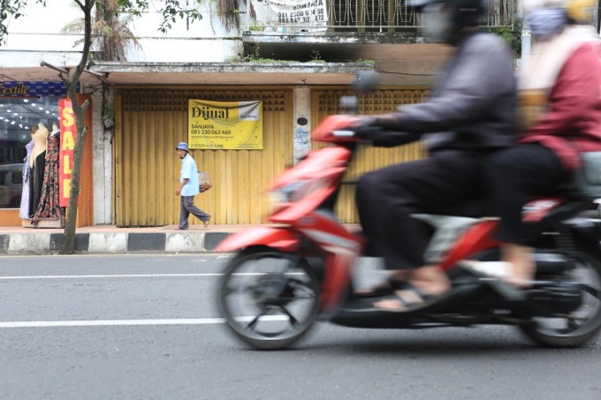 TUTUP: Pertokoan di Jalan Sultan Agung yang dijual. Pengeluaran per kapita Jember nilainya masih lebih rendah dari pada Bondowoso dan Banyuwangi.