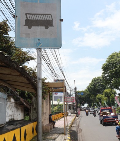 KUSAM: Salah satu rambu petunjuk lokasi halte di Jalan Argopuro yang perlu diperbarui.