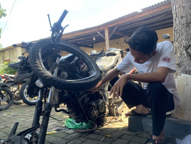 TINGGAL KENANGAN: Petugas Satlantas Polres Bondowoso ketika melihat kendaraan rusak parah akibat terlibat kecelakaan.
