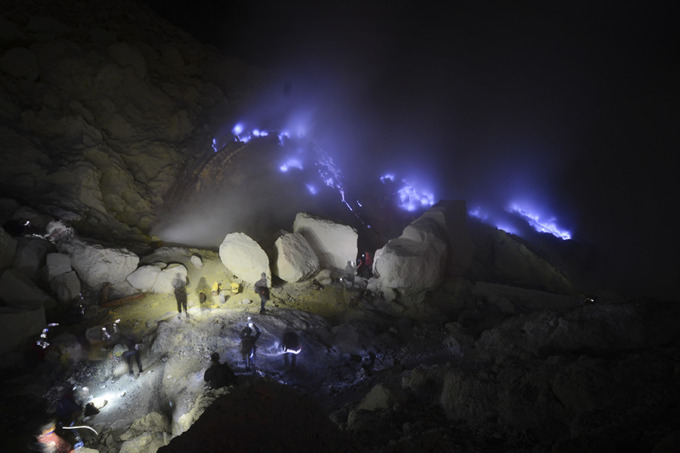 WISATA UNGGULAN: Fenomena alam blue fire yang ada di Kawah Ijen. Tahun depan 2023 Ijen Geopark akan resmi masuk UGG.