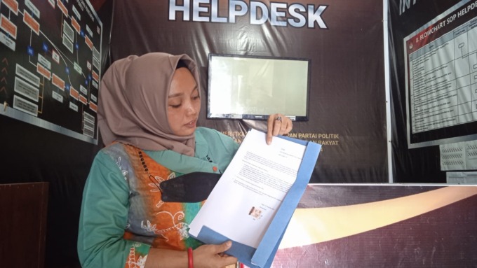 MENJELASKAN: Koordinator Divisi Sosdiklih Parmas dan SDM KPU Bondowoso Sunfi Pahlawati menunjukkan data keanggotaan PPK yang menjabat sebagai perangkat desa.